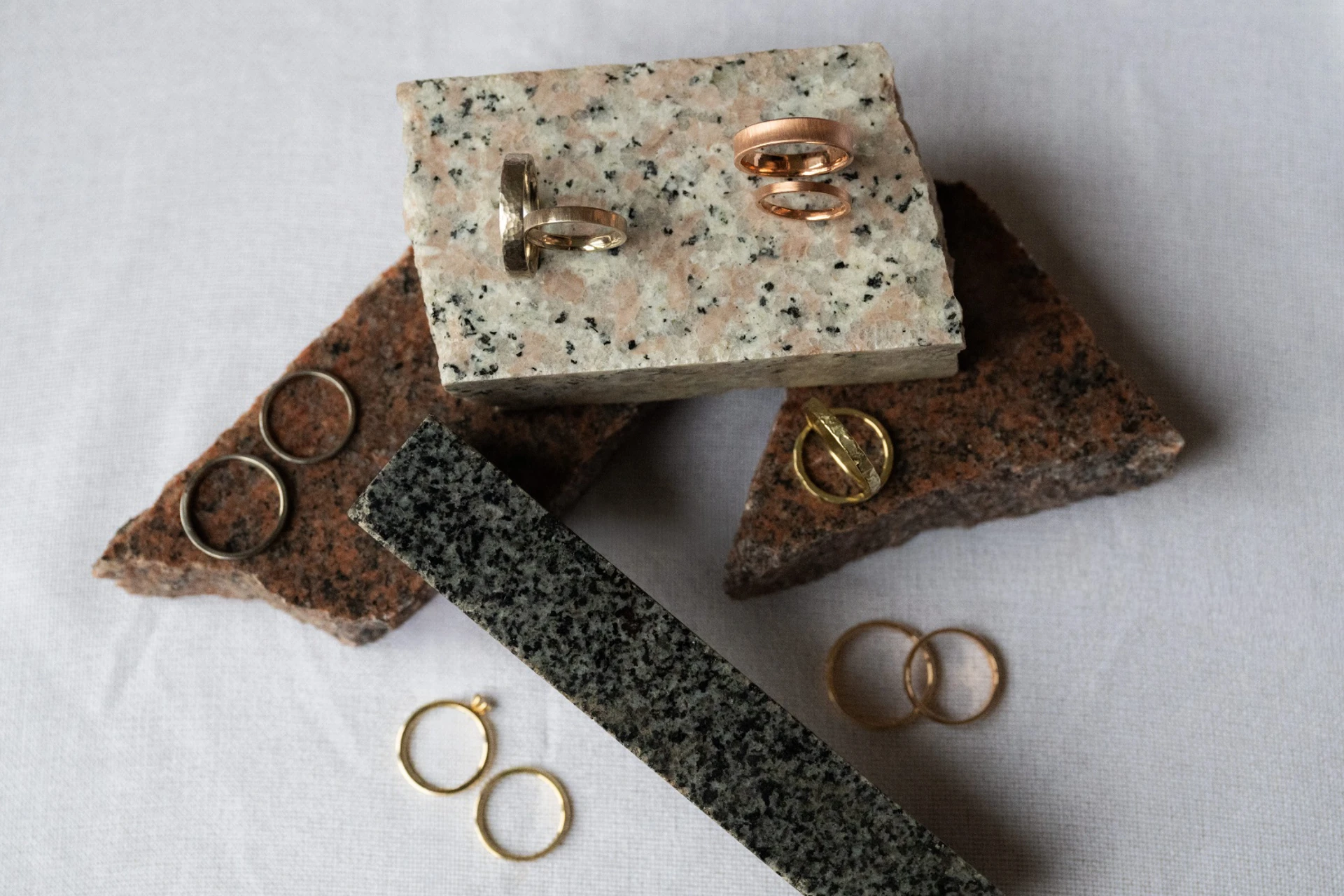 Eheringe aus verschienen Materialien, in allen, Farben, Formen und Stilen