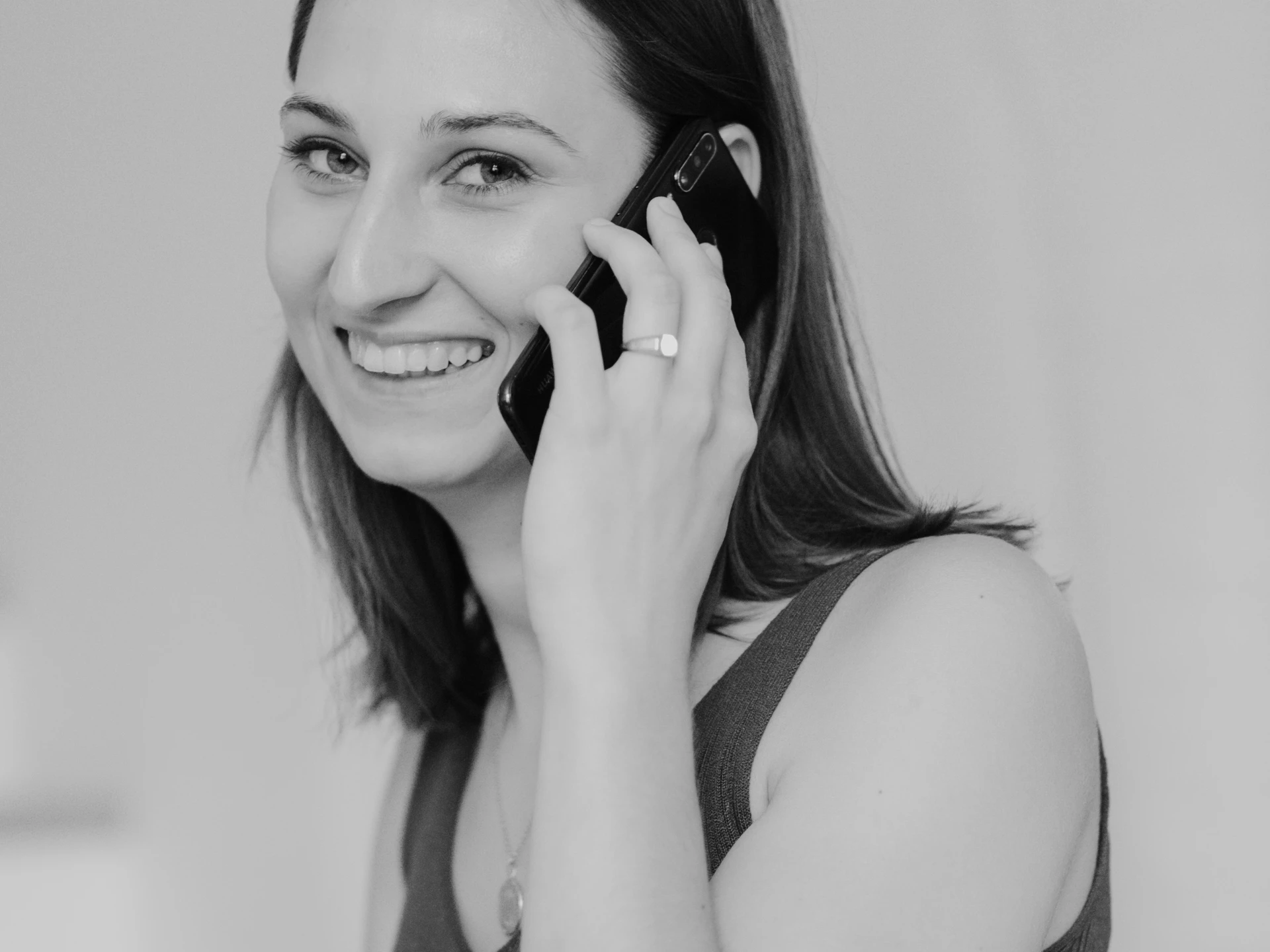Larissa Seidl am Telefon in ihrer Goldschmiedewerkstatt