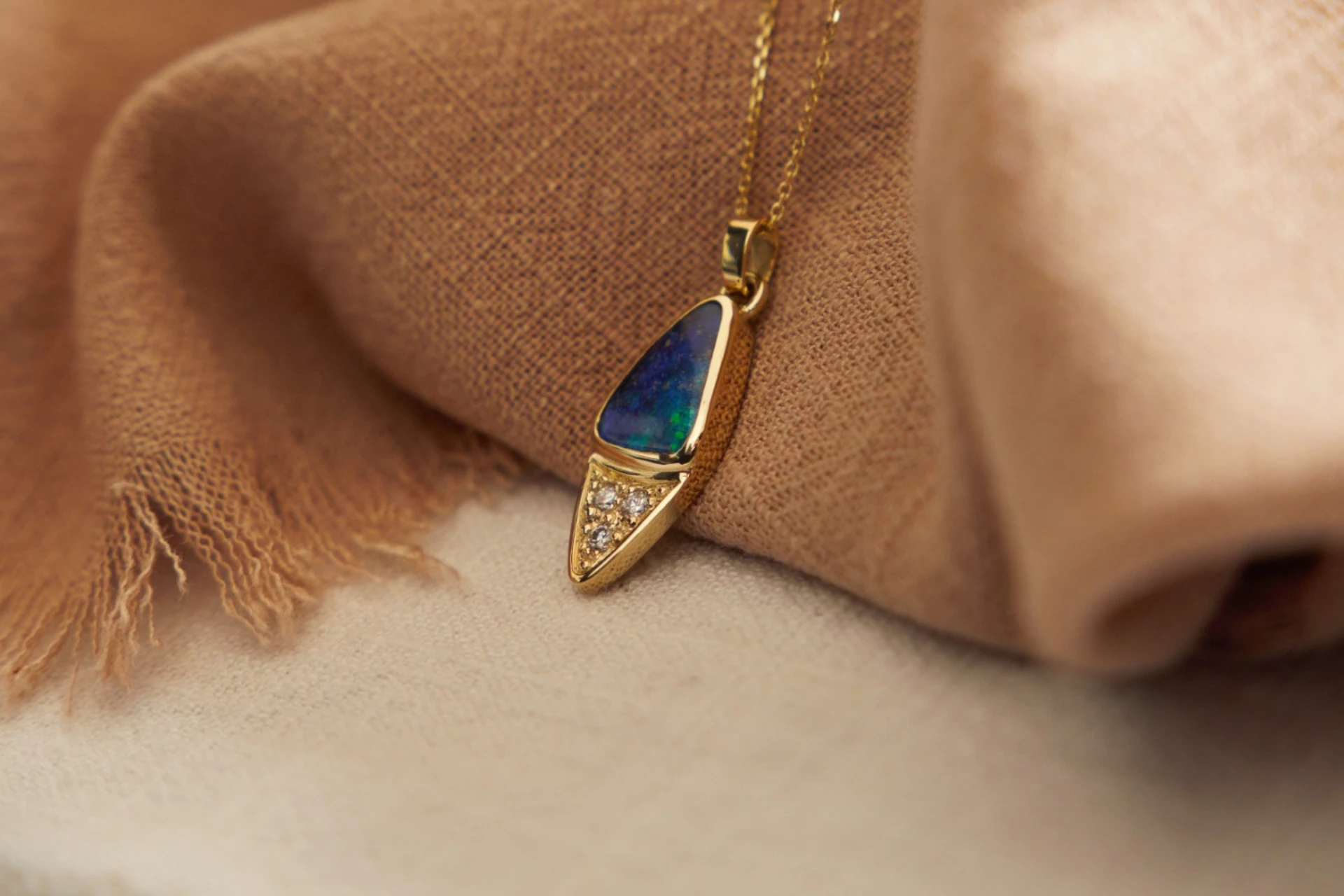 Opalanhänger 14 Karat Gelbgold mit Brillanten, mit dem aus dem Urlaub mitgebrachten Opal gearbeitet