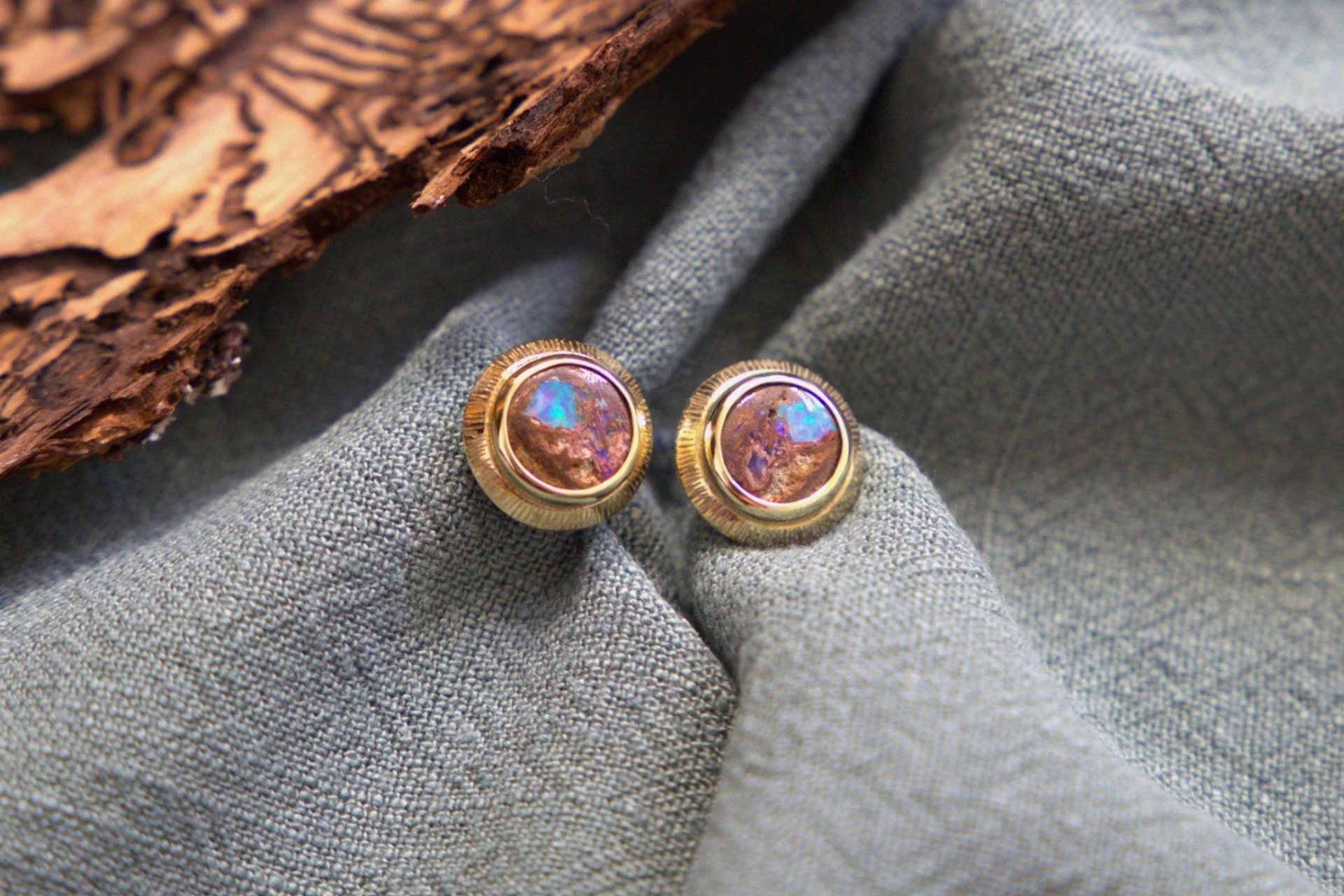 Gelbgold Opalohrringe mit Opalen der Kundin gearbeitet