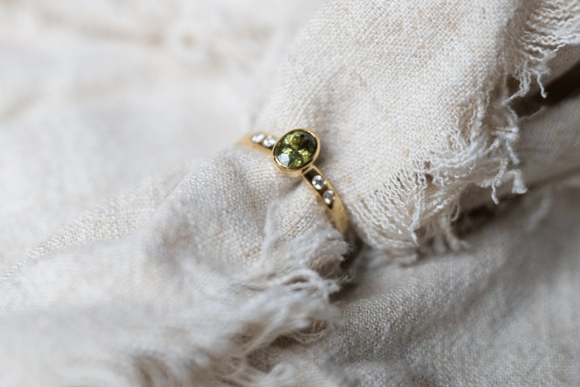 Demantoidring mit Demantoid aus Madagaskar und Brillanten aus Botswana 14 Karat Gelbgold