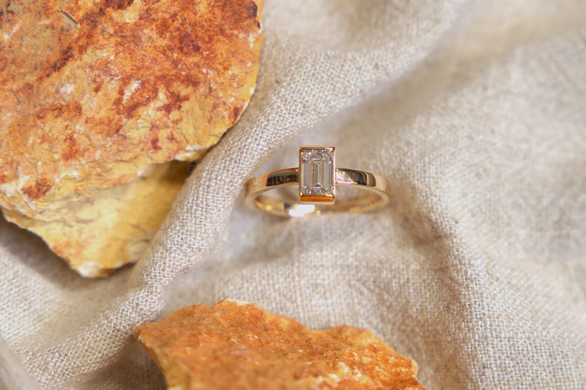 Ringumarbeitung 14 Karat Roségold, mit dem Diamanten aus einem Weißgoldring entnommen und neu gefasst