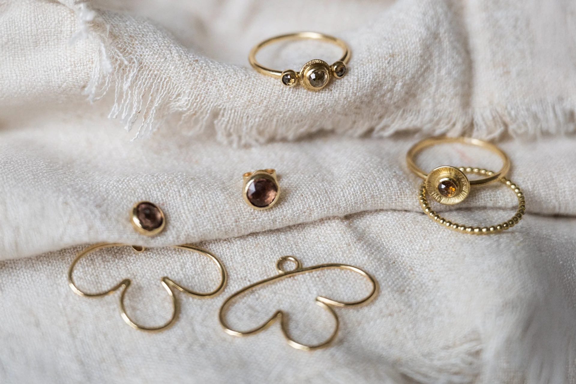 Rosenschliff Set aus Ringen, Kugelring und Ohrsteckern mit blumigen Einhängern