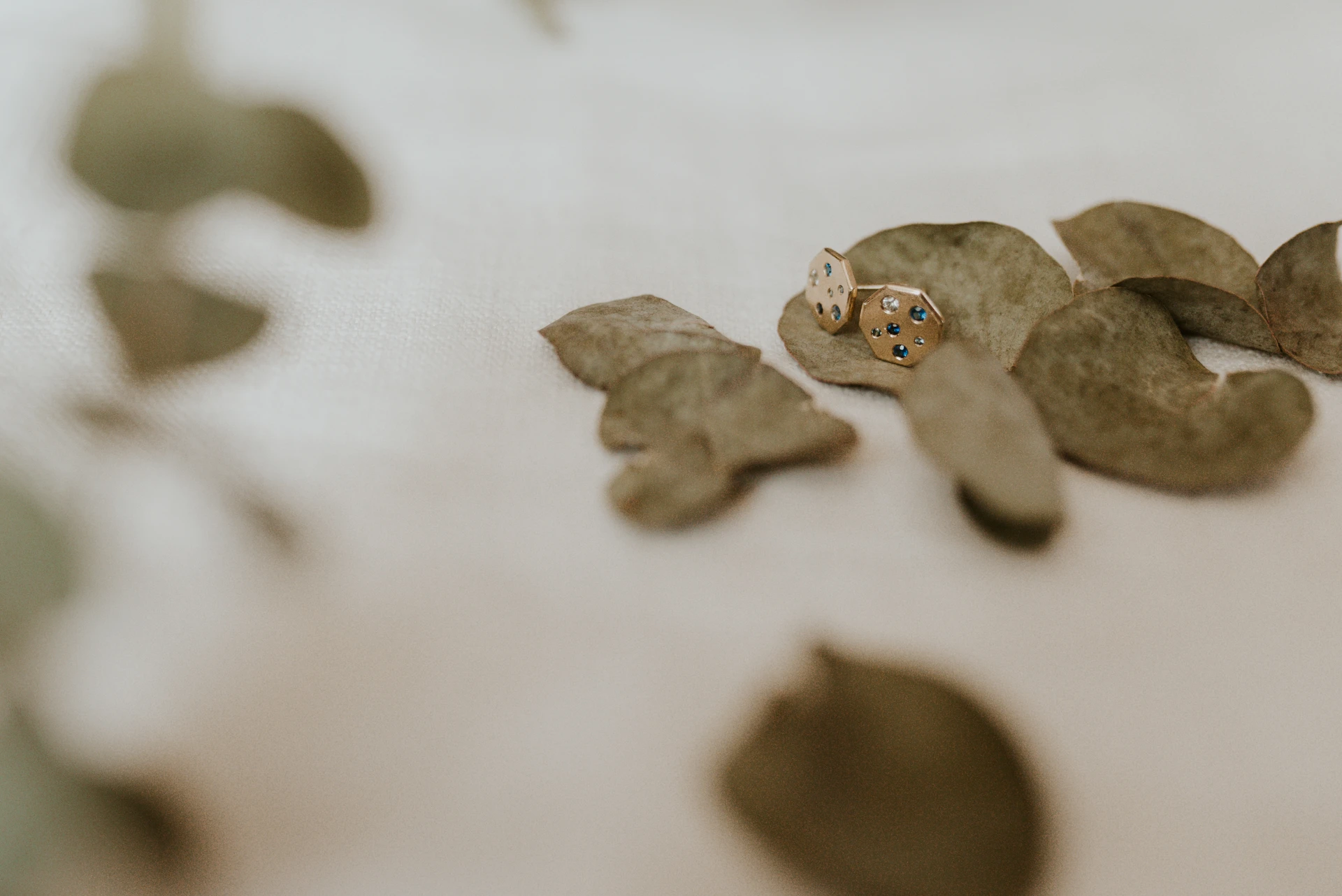 Handgearbeitete Ohrringe von Larissa Seidl 18 Karat Gelbgold und blaue Saphire